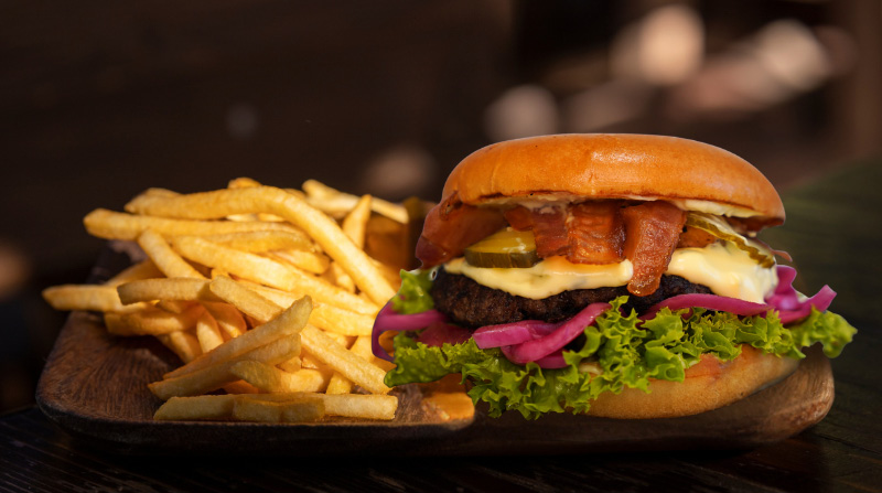 Billede af en Street Burger med pomfritter