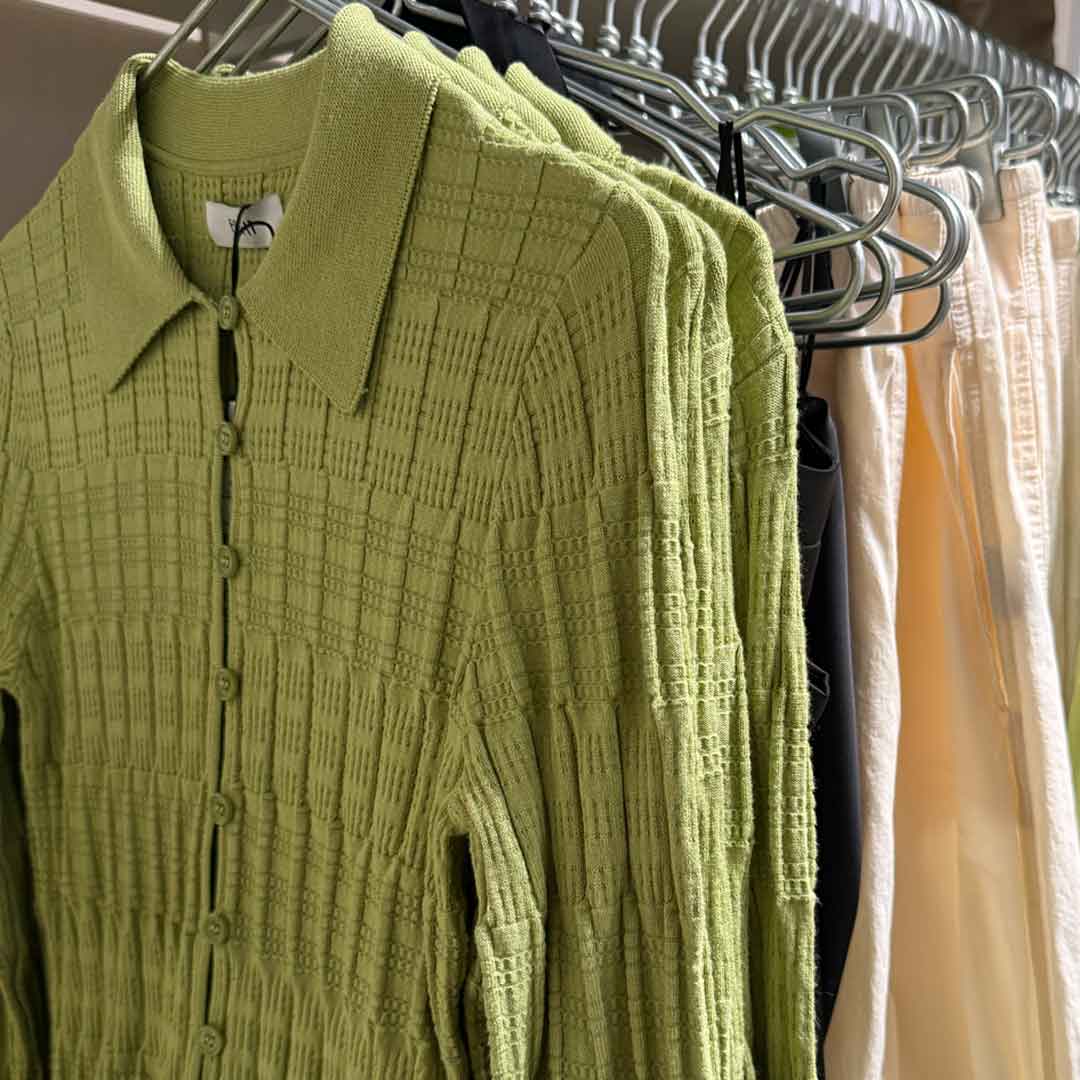 Groen troeje med krave i fokus 